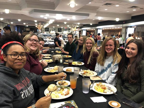 W&学生们聚在一起参加一年一度的感恩节晚宴&J Commons. 
