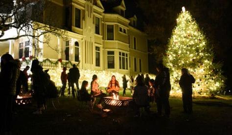 在华盛顿一年一度的圣诞树点灯仪式上，学生们聚集在总统官邸外 & 澳门葡京博彩软件.